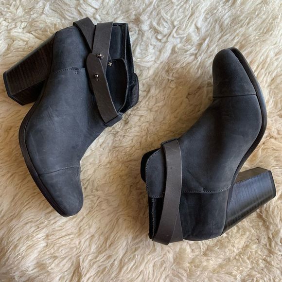 Elegant Black Ankle Boots - Picture 6 of 15